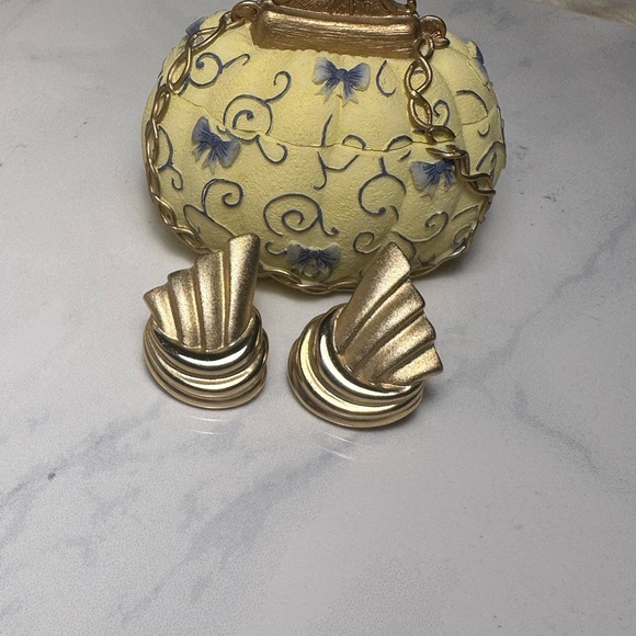 Vintage Gold Tone Clip On Earrings - Picture 2 of 8